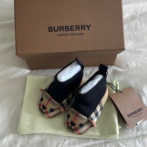 NWT burberry baby bear shoes